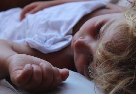 Kaj naj naredim, da bo otrok prej zaspal?!