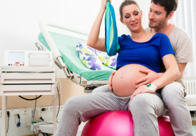 Kako podpreti naravne procese, ki se v telesu dogajajo med porodom?